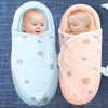 Sac de couchage orange et bleu pour emmailloter bébé