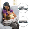 Maman qui donne le sein à bébé confortablement en utilisant le coussin d'allaitement ajustable