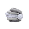 Coussin gris replié pour allaiter bébé facilement