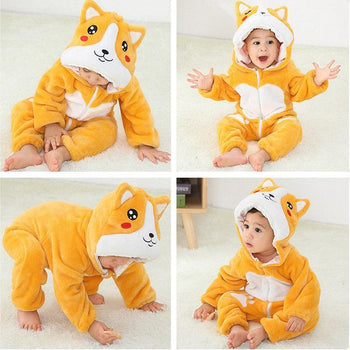 Enfant qui s'amuse dans son pyjama jaune
