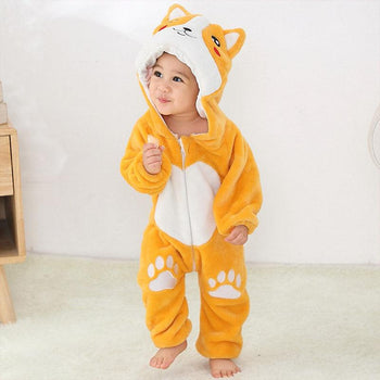 Enfant se tenant debout et portant un pyjama jaune et blanc