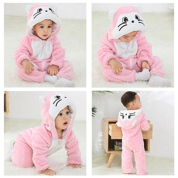 Enfant debout et assis portant un pyjama rose chat