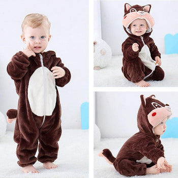 Bébé debout et assis portant un pyjama marron style écureuil