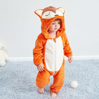 Enfant debout et qui porte un pyjama renard