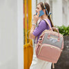 Sac de maternité pour maman avec modèle et smartphone en chargement