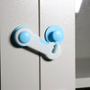securite enfant bloque tiroir bleu en démonstration sur un meuble et ouvert