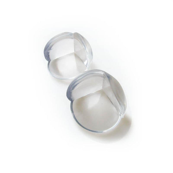 Sécurité enfant pour coin de meuble sur fond blanc