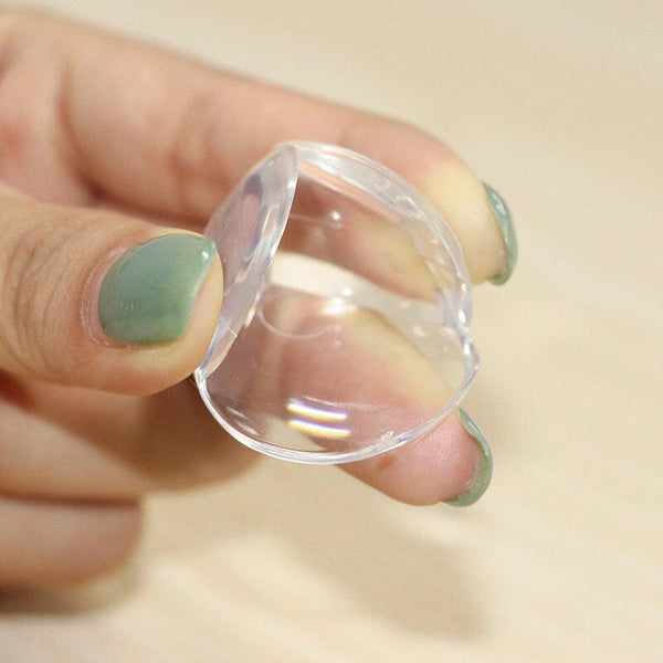 Sécurité enfant pour coin de meuble vu de près