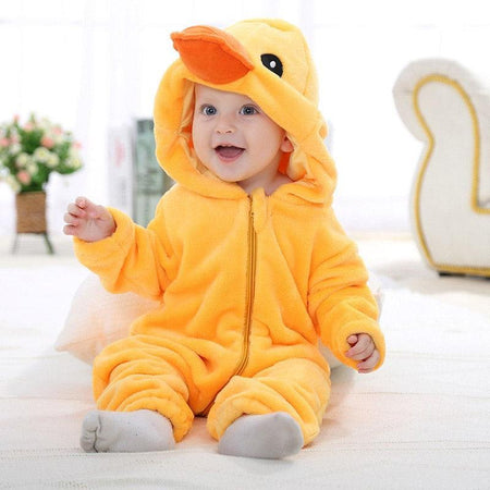 Enfant souriant assis portant un pyjama ressemblant à un canard