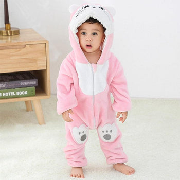 Enfant debout portant un pyjama rose chat