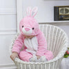 Enfant qui porte un Pyjama lapin rose